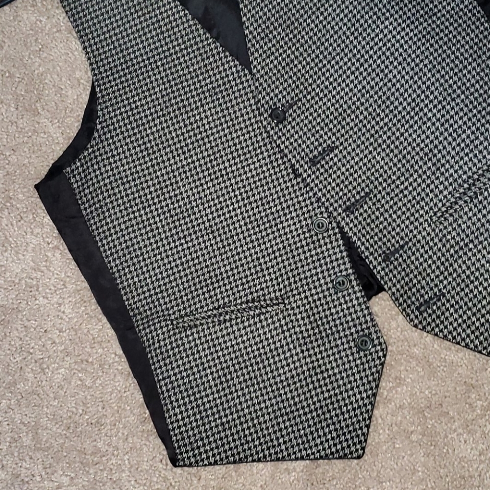 Vest - Picture 3 of 4